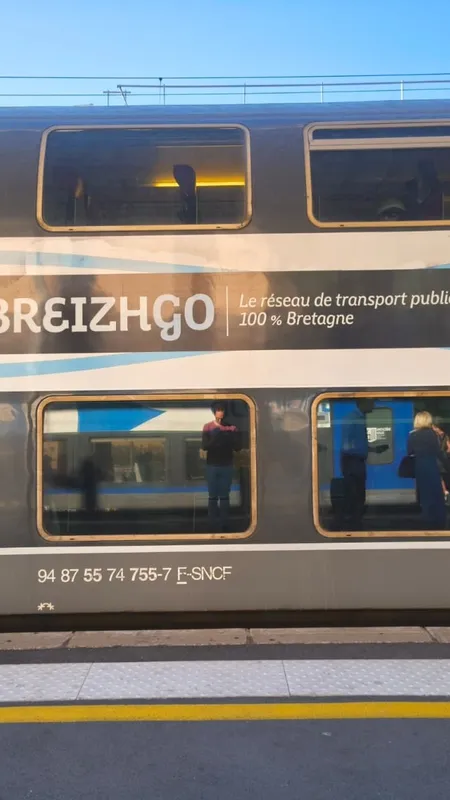 Mais que font des trains bretons sous le soleil de la Côte d'Azur ? 