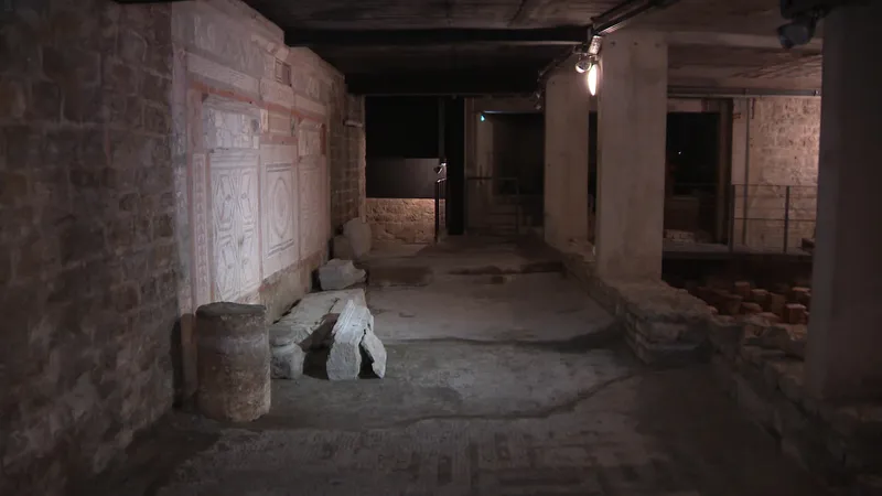 Sous la faculté des Lettres et sciences humaines se cachent des vestiges archéologiques. Une villa romaine du 1er siècle est en partie conservée.