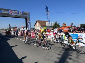 Jason Tesson remporte la deuxième étape du Tour Poitou-Charentes en Nouvelle-Aquitaine 2021. Dans le même temps, le Français de 23 ans décroche la première victoire dans une course professionnelle de sa carrière. 