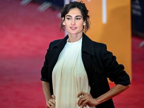 Nine d'Urso incarne George Sand dans la série "La rebelle", diffusée sur France 2 les 14 et 21 avril 2025.