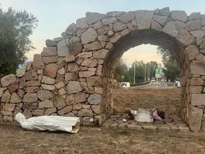Un influenceur toulousain s'est filmé en train de vandaliser et de mimer un acte sexuel sur une statue de la Vierge Marie dans la nuit du 30 septembre au 1er octobre 2026 en Corse, soulevant la colère des habitants. 