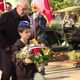 Un enfant de Chasseneuil-du-Poitou dépose une gerbe lors des commémorations de l'Armistice de la Première Guerre mondiale.