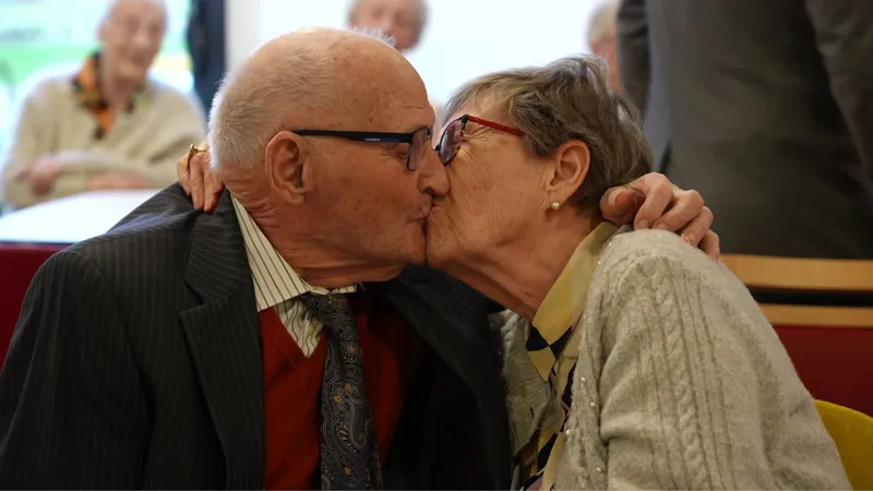 Roger vit avec Marie-Jo, elle aussi pensionnaire de la résidence