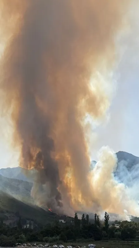 VIDÉO. Les premières images de l'incendie en cours sur la commune de Cagnano en Haute-Corse