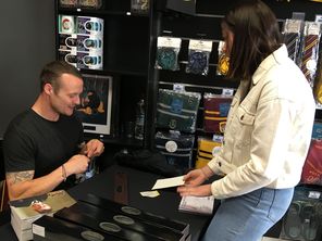 Josh Herdman en dédicace à l'échoppe magique de Strasbourg