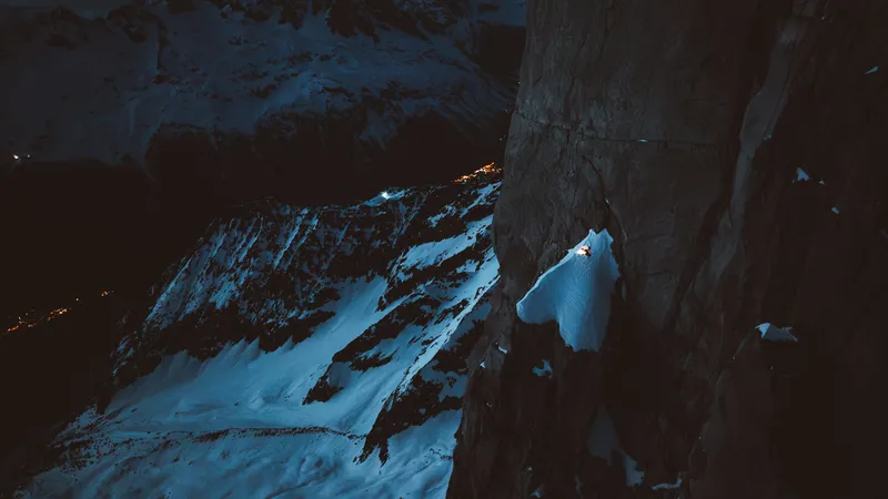 Pour réaliser cet exploit, Benjamin Védrines a dormi plusieurs jours à flanc de falaise.