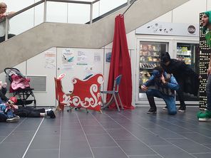 Pierre Simon, à droite, incarne Toc, un lutin farceur qui a conquis les enfants de l'hôpital américain de Reims ce samedi 21 décembre 