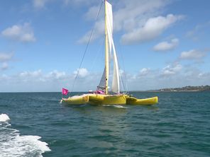 Le petit trimaran jaune BlackCap Perros-Guirec sera bien au départ de la Route du Rhum 2026 même si son skipper n'a toujours pas bouclé son budget.