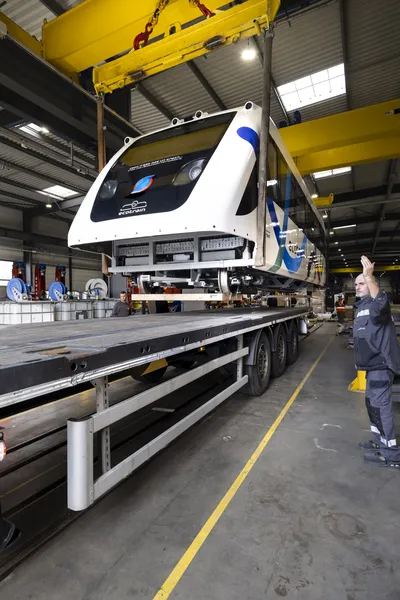 L'Ecotrain, à sa sortie d'usine, dans l'atelier de Socofer à Saint-Pierre-des-Corps