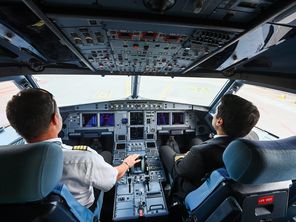 Les constructeurs aéronautiques comme Airbus ont pour projet d'automatiser davantage les avions. Ce qui pourrait aboutir à se passer d'un des deux pilotes à bord, craint le Syndicat national des pilotes de ligne (SNPL). Ils ont manifesté le vendredi 26 avril 2024 à l'aéroport de Roissy-Charles-de-Gaulle