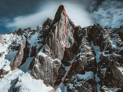 L'itinéraire de la voie Base située sur la face ouest des Drus, dans le massif du Mont-Blanc (Haute-Savoie).