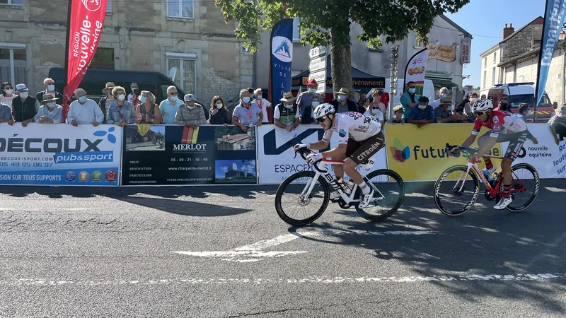Échappé dès le début puis repris, Alexis Gougeard a retenté sa chance une nouvelle fois accompagné de Simone Ravanelli. Les deux coureurs ont vu le peloton revenir sur eux à 7 km de l'arrivée.