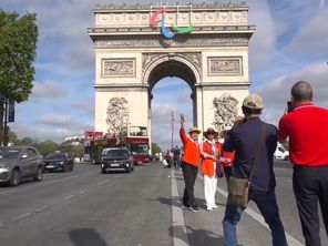L'arc et ses trois agitos vues de l'avenue des Champs-Elysées.