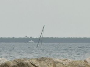 Le voilier en train de couler au large du port de Golfe-Juan, le 26 août 2026. 