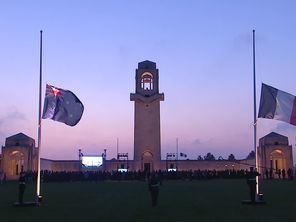 Le traditionnel service de l’aube à Villers-Bretonneux (appelé le Dawn service) qui a commencé à 5h30, ce 25 avril 2022, avec près de 700 personnes pour y assister