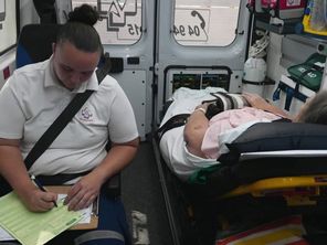 Les patients attendent parfois des heures dans l'ambulance.