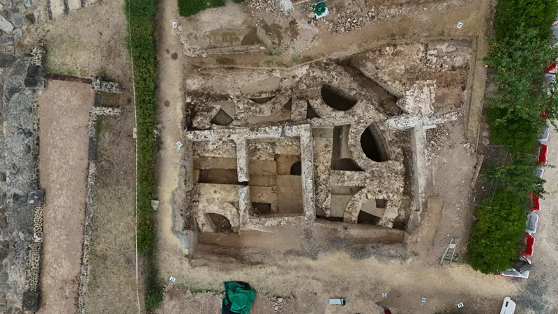 Une maison du XIXe siècle, dont les fondations rectangulaires sont visibles, a été construite au dessus du mausolée, vieux d'environ deux millénaires.