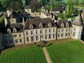 Le château de La Rivière est situé à Pontgouin, dans le département d'Eure-et-Loir. Construit au début du XVIIe siècle, il a appartenu durant trois siècles à la famille d'Aligre.