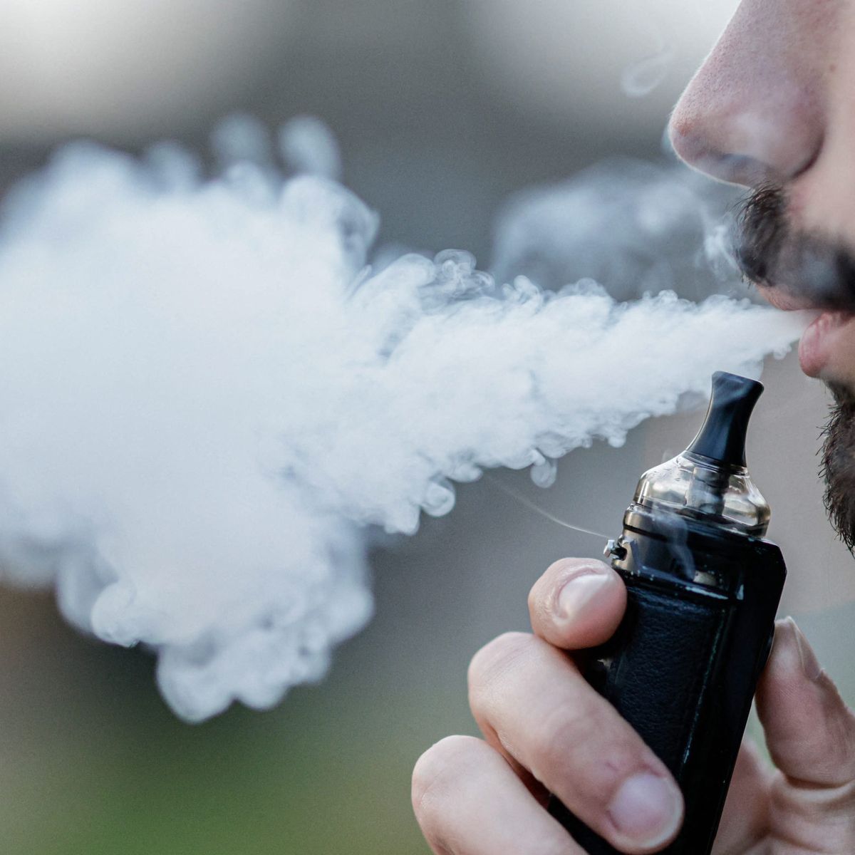 Observer un jeune devenu dépendant à la nicotine avec la cigarette  électronique, c'est désespérant