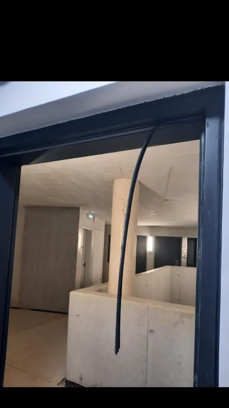 Un joint qui pend dans une partie commune.