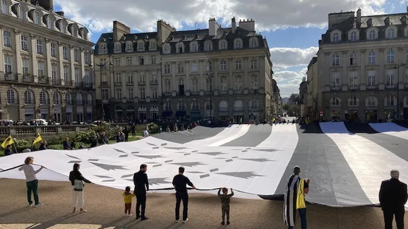Le plus grand "gwenn ha du" du monde devant le Parlement de Bretagne à Rennes ce samedi 8 octobre.