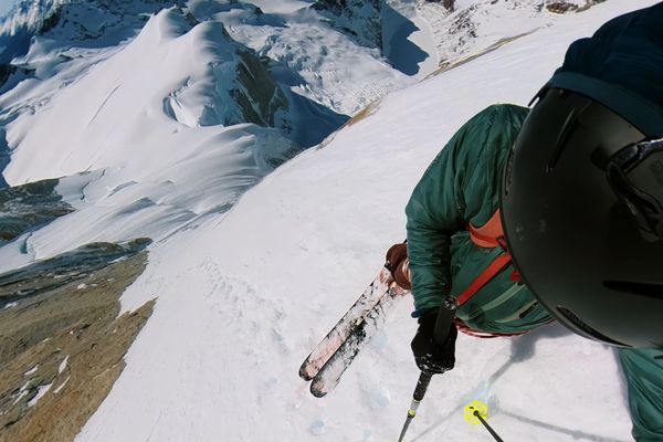 Le skieur haut-savoyard Aurel Lardy dans la voie Whillans-Cochrane de l'Aiguille Poincenot, en Argentine.