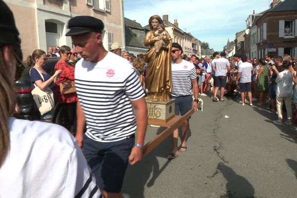 Des marins transportant la Vierge Marie lors d'une procession au Crotoy.