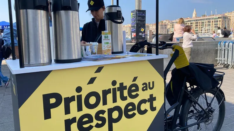 Ce mercredi 15 octobre, le vélo-cargo de la sécurité routière s'est arrêté sous l’ombrière du Vieux Port. Une distribution de boissons chaudes s’organise pour établir le contact avec les usagers.