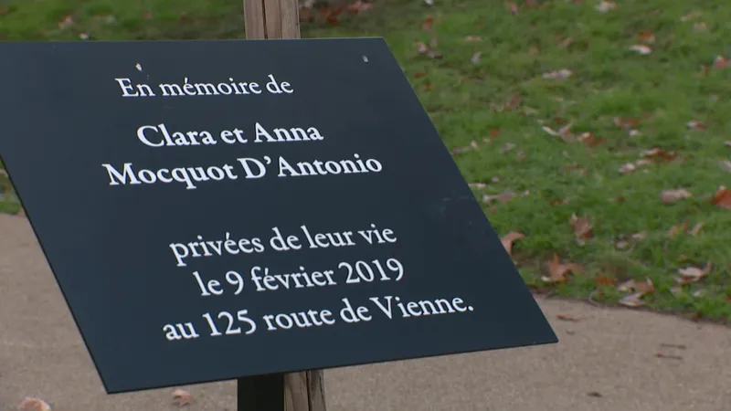 Une plaque commémorative installée dans un square près du lieu du drame, un an après l'incendie du 125 route de Vienne (Lyon 8e)
