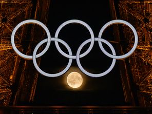 Les anneaux olympiques devraient rester sur la Tour Eiffel jusqu'en 2028.