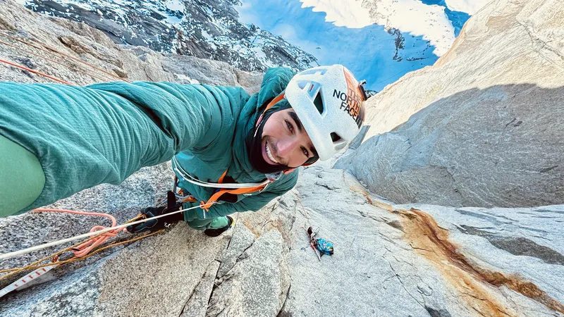 L'alpiniste a enchaîné plusieurs longueurs d'une grande difficulté pour venir à bout de cette ascension.