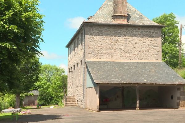 L'institutrice était directrice de l'école de Moussages, dans le Cantal.