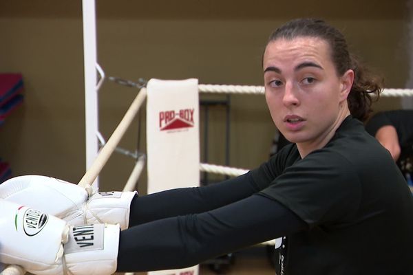 Laura Delogu possède l’un des meilleurs palmarès féminins de kick boxing de l’île.