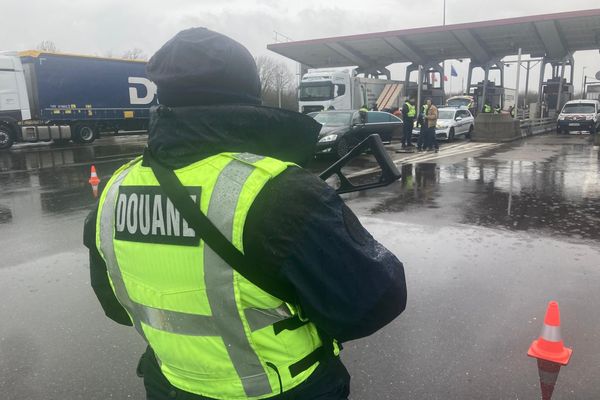Dispositif inédit de contrôle pour les Douanes sur l'A31 ce mardi 25 février 2025.