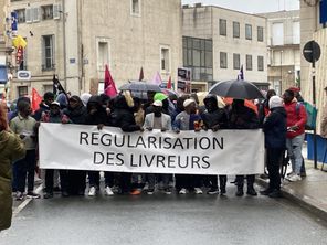 Réunis dans un collectif, des livreurs sans-papiers de Poitiers demandent la régularisation de leur situation sur le territoire français. 