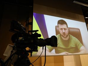 Le président ukrainien Volodymyr Zelensky en avril 2022 devant le parlement coréen.