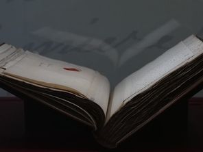 L'exposition de la Cité internationale de la langue française couvre la période du Moyen Âge à l'époque contemporaine.