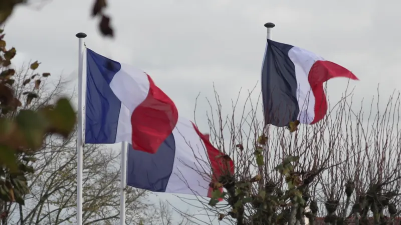 Illustration de la République Française avec trois drapeaux hissés à Guichen (Ille-et-Vilaine)