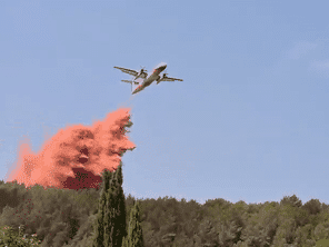 Les pompiers ont effectué des opérations de largage d'un produit retardant le feu.