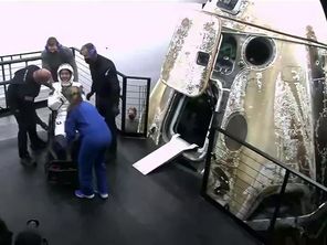 Thomas Pesquet à sa sortie de la capsule Crew Dragon 2.