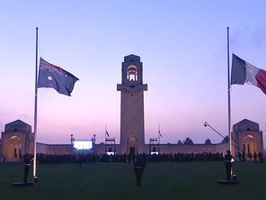 Le mémorial national australien, à Villers-Bretonneux, le 25 avril 2022 lors du Dawn Service