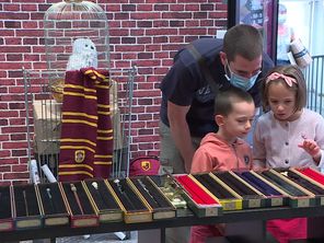 La saga est plus âgée qu'eux... Et pourtant ces jeunes enfants sont déjà fans de Harry Potter. Avec leur papa, ils viennent acheter baguettes magiques, répliques d'Edwige et capes de Poudlard à la nouvelle boutique de Dijon.