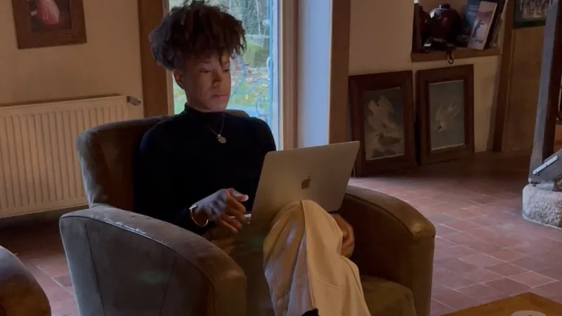 Anne-Sophie Nanki échange avec Armel Gourvennec et Michèle Armandi, les deux scénaristes professionnels.  
